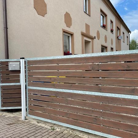 Dubice Garsoniera V Roddinem Domeゲストハウス エクステリア 写真