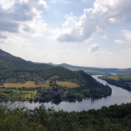 Dubice Garsoniera V Roddinem Domeゲストハウス エクステリア 写真