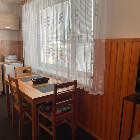 Dubice Garsoniera V Roddinem Domeゲストハウス エクステリア 写真