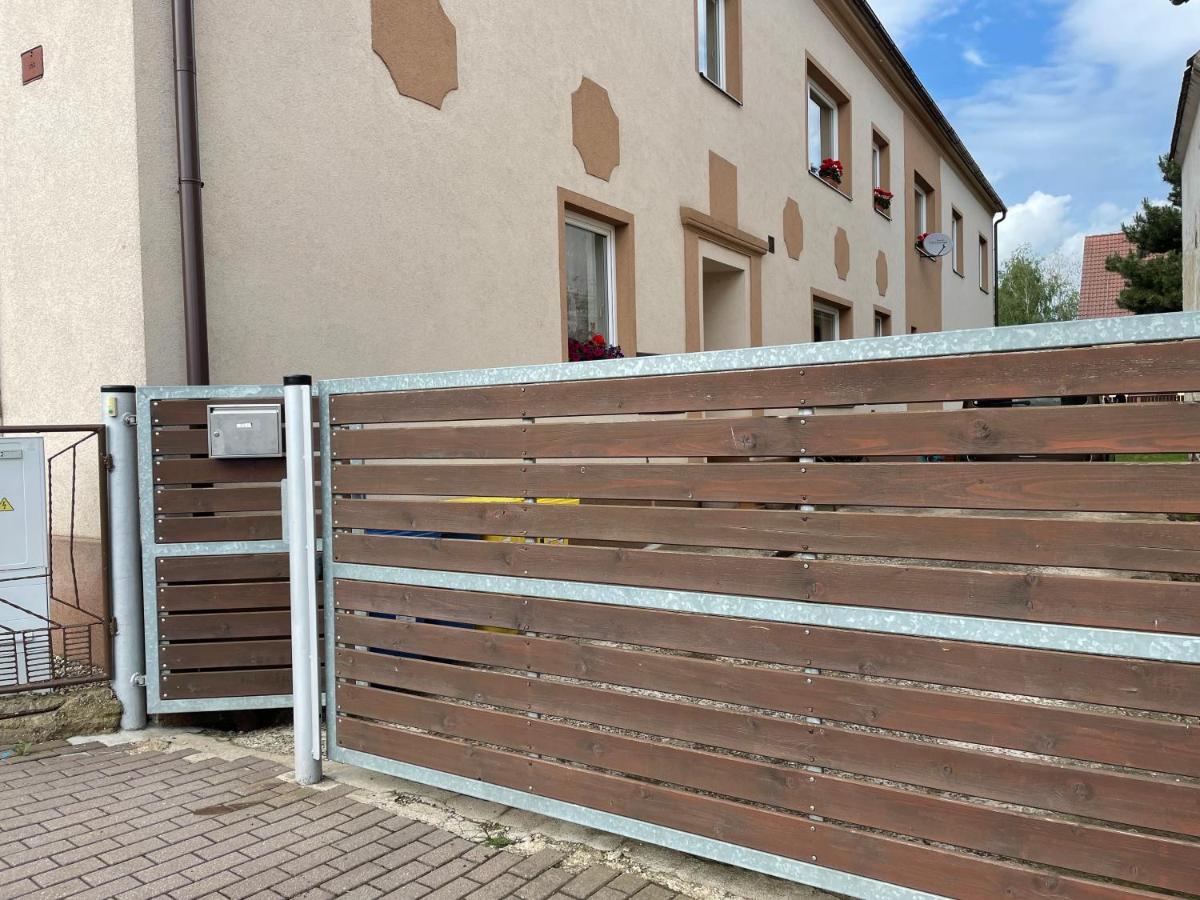 Dubice Garsoniera V Roddinem Domeゲストハウス エクステリア 写真