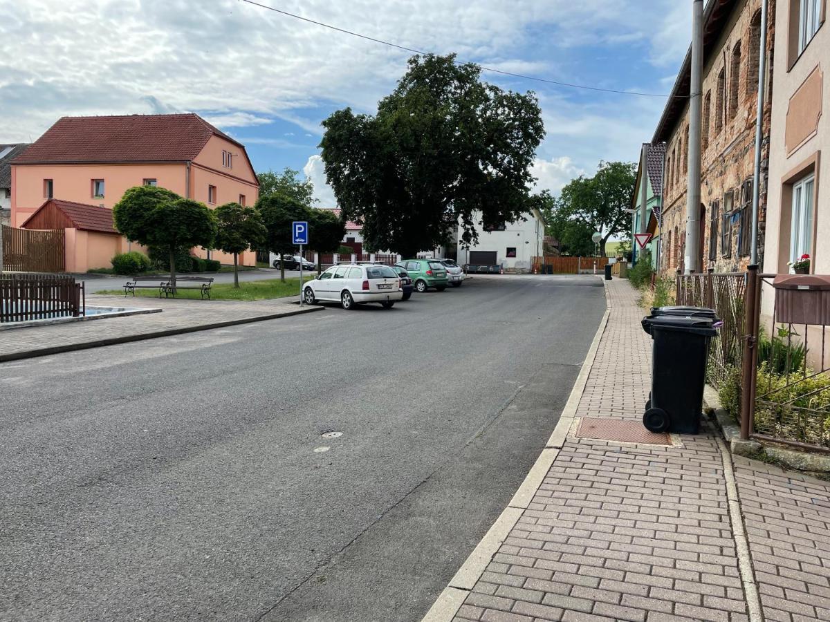 Dubice Garsoniera V Roddinem Domeゲストハウス エクステリア 写真
