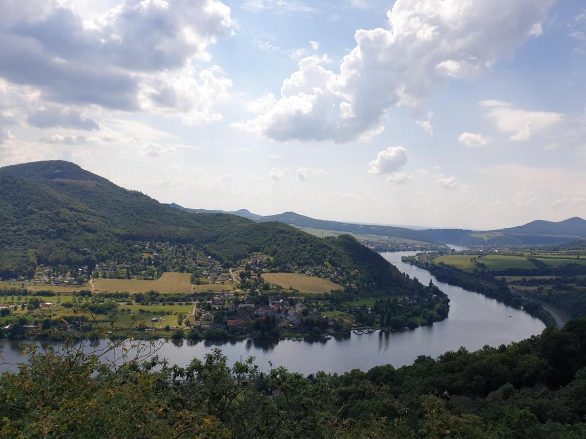 Dubice Garsoniera V Roddinem Domeゲストハウス エクステリア 写真