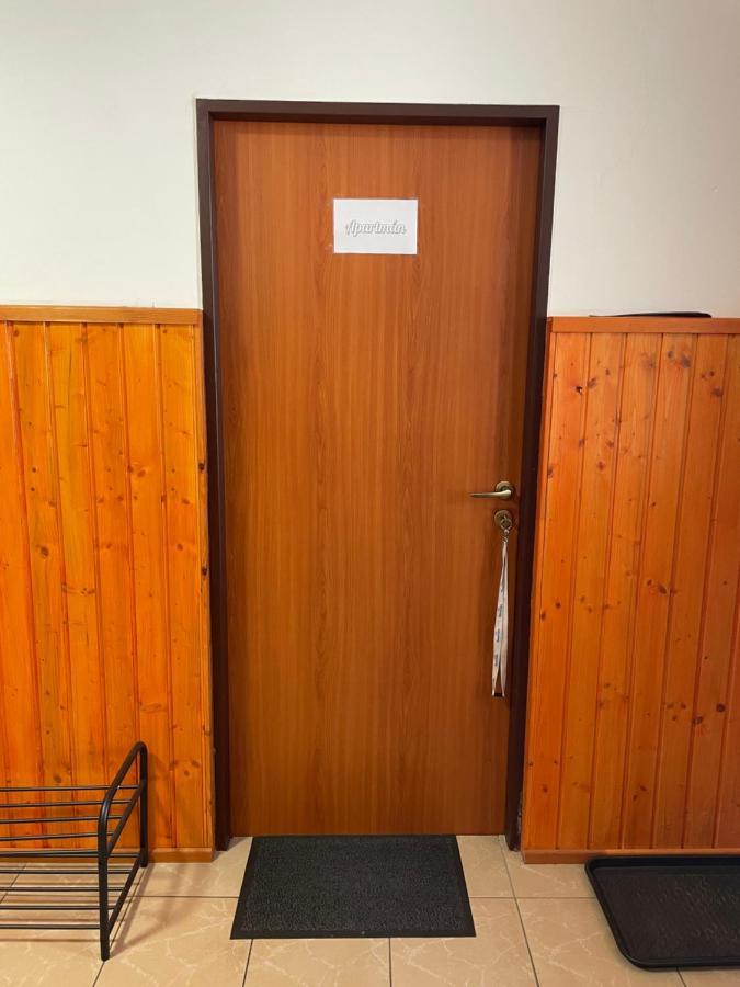 Dubice Garsoniera V Roddinem Domeゲストハウス エクステリア 写真